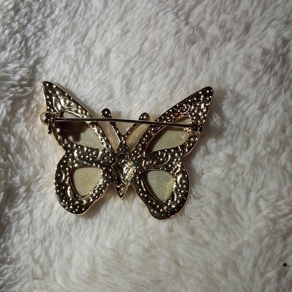 Chic Red Butterfly Pin - Picture 4 of 6